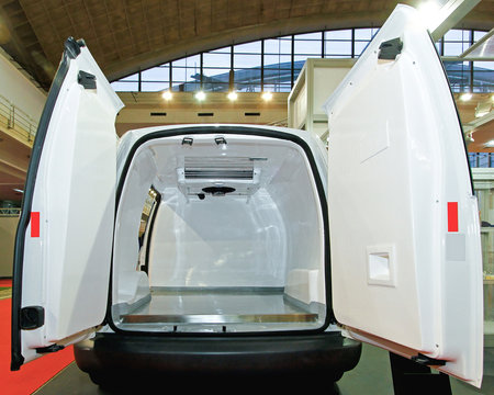 Freezer truck hire in Abu Dhabi and Dubai with +5°C to –18°C settings for seafood, catering, and pharmaceuticals.
